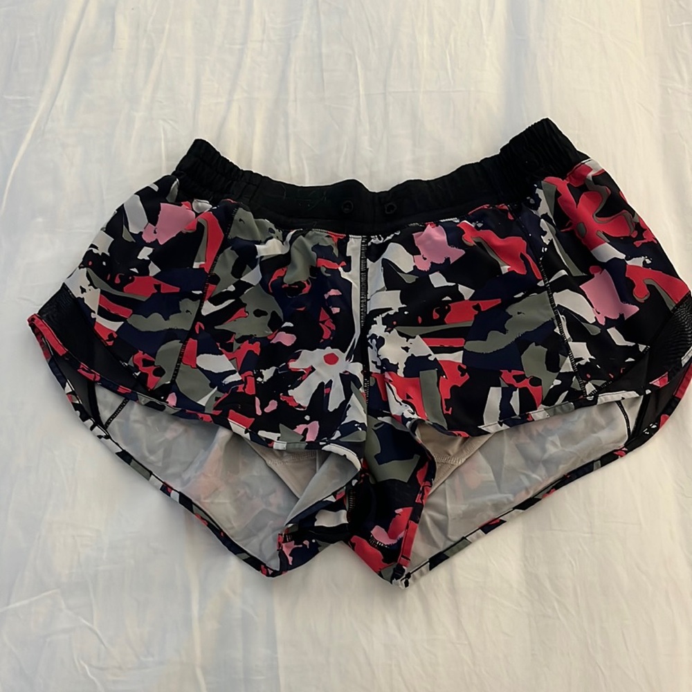 Lulu Lemon Hotty Hot 2.5” Shorts size 8